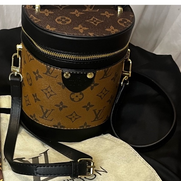 LV Cannes cylinder bag and adjustable strap included.5.9 x 6.7 x 5.9 in. (LxHxW) - Picture 2 of 11